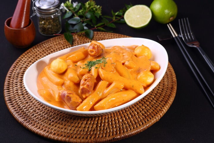 부드럽고 매콤한 맛으로 인기를 끄는 로제떡볶이.