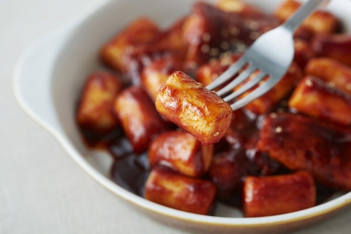 마켓컬리의 2021년 떡볶이 밀키트 판매량이 2년 전보다 4배 증가했다.