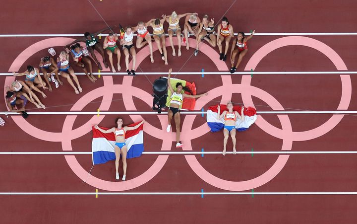 東京オリンピック陸上女子7種競技で、五輪の周りでポーズをとる選手たち（2021年8月5日）