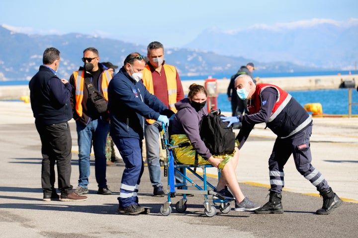 Eπιβάτης που διασώθηκε από το υπό ιταλική σημαία Euroferry Olympia, το οποίο έπιασε φωτιά στα ανοιχτά της Κέρκυρας, στο λιμάνι του νησιού της Κέρκυρας, Ελλάδα, 18 Φεβρουαρίου 2022. REUTERS/Γιώργος Κορκίδης