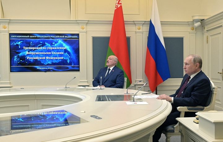Ο Ρώσος Πρόεδρος Βλαντιμίρ Πούτιν και ο Πρόεδρος της Λευκορωσίας Αλεξάντερ Λουκασένκο παρακολουθούν εκπαιδευτικές εκτοξεύσεις βαλλιστικών πυραύλων ως μέρος της άσκησης της δύναμης στρατηγικής αποτροπής, στη Μόσχα, Ρωσία, 19 Φεβρουαρίου 2022. Sputnik/Aleksey Nikolskyi/Κρεμλίνο μέσω REUTERS ΠΡΟΣΟΧΗ ΣΥΝΤΑΚΤΕΣ - ΑΥΤΗ Η ΕΙΚΟΝΑ ΠΑΡΟΧΗΘΗΚΕ ΑΠΟ ΤΡΙΤΟ.