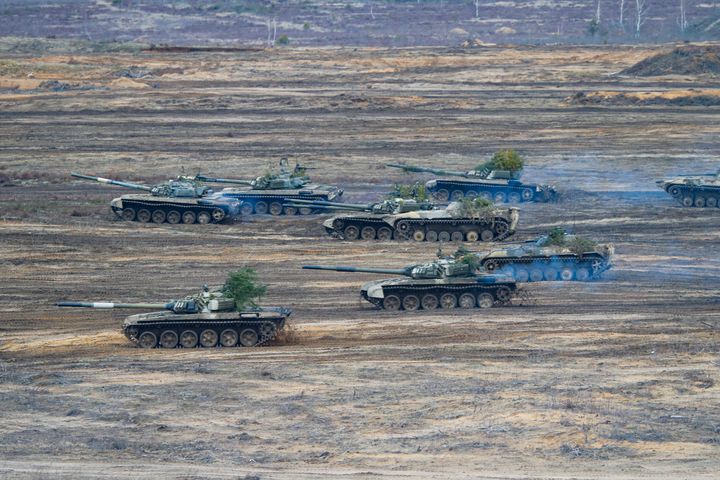 2月19日にベラルーシのオブズ・レスノフスキー訓練場で行われたロシアとベラルーシの合同軍事訓練で、戦車や装甲車が移動する様子