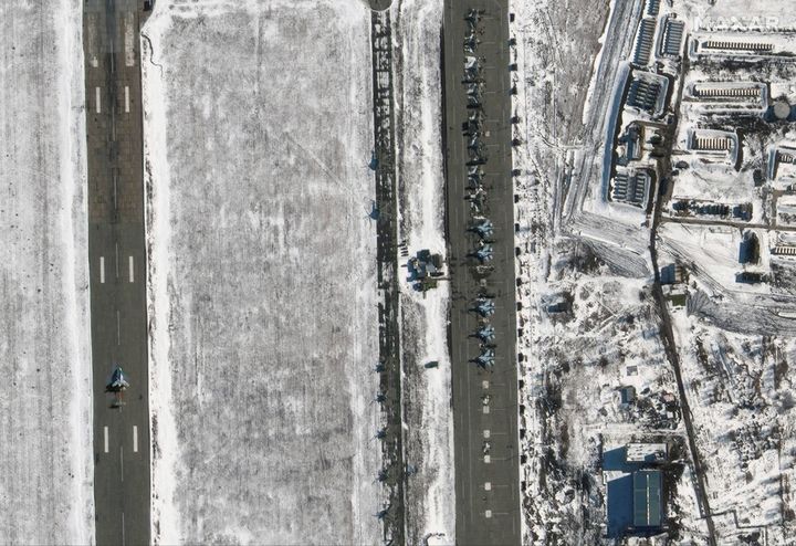 Μια δορυφορική εικόνα δείχνει νέες αναπτύξεις ελικοπτέρων και αεροσκαφών su25, στο Millerovo, Ρωσία, 18 Φεβρουαρίου 2022. Maxar Technologies/Ενημερωτικό υλικό μέσω REUTERS