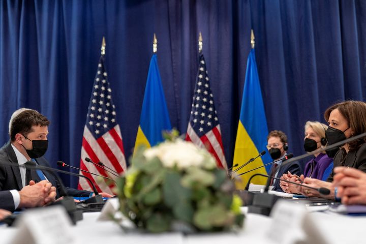 Η Αντιπρόεδρος των ΗΠΑ, Καμάλα Χάρις συναντά τον Ουκρανό Πρόεδρο Βολόντιμιρ Zελένσκι κατά τη Διάσκεψη για την Ασφάλεια του Μονάχου, στο Μόναχο της Γερμανίας, 19 Φεβρουαρίου 2022. Andrew Harnik/Pool μέσω REUTERS