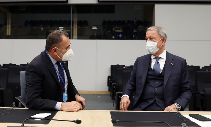 Ο Τούρκος υπουργός Εθνικής Άμυνας Χουλούσι Ακάρ (Δ) και ο Έλληνας υπουργός Άμυνας Νίκος Παναγιωτόπουλος (Α) συναντώνται στο πλαίσιο της συνάντησης των Υπουργών Άμυνας του ΝΑΤΟ στις Βρυξέλλες, Βέλγιο στις 16 Φεβρουαρίου 2022. (Φωτογραφία Arif Akdogan /Anadolu Agency μέσω Getty Images)