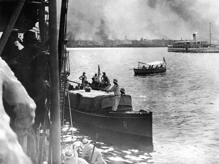 Κάτοικοι της Σμύρνης προσπαθούν να διαφύγουν με βάρκες, Σεπτέμβριος 1922. (Photo by Topical Press Agency/Hulton Archive/Getty Images)