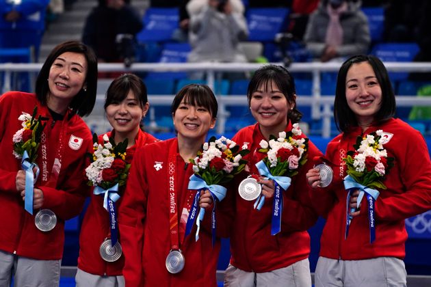 銀メダルを手にする、ロコ・ソラーレの選手たち。左から、石崎琴美選手、吉田夕梨花選手、鈴木夕湖選手、吉田知那美選手、藤澤五月選手