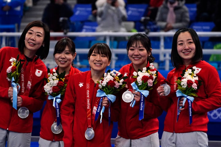 銀メダルを手にする、ロコ・ソラーレの選手たち。左から、石崎琴美選手、吉田夕梨花選手、鈴木夕湖選手、吉田知那美選手、藤澤五月選手