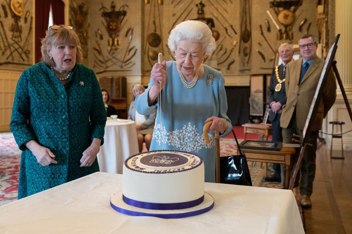 La reina Isabel II, 'asesinando' una tarta.
