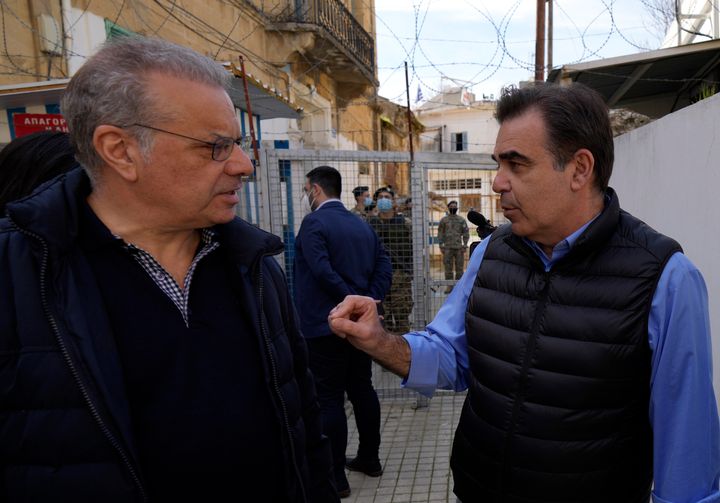 Ο Αντιπρόεδρος της Ευρωπαϊκής Επιτροπής Μαργαρίτης Σχινάς, δεξιά, και ο υπουργός Εσωτερικών της Κυπριακής Δημοκρατίας, Νίκος Νουρής επιθεωρούν σημεία κατά μήκος της ζώνης ασφαλείας που ελέγχεται από τα Ηνωμένα Έθνη και που χρησιμοποιείται από μετανάστες για να περάσουν από τα Κατεχόμενα για να ζητήσουν άσυλο στην Κυπριακή Δημοκρατία, κοντά στο μεσαιωνικό κέντρο της Λευκωσίας, Κύπρος, την Κυριακή 20 Φεβρουαρίου 2022. Ο κ. Σχοινάς λέει ότι η Τουρκία "έχει περισσότερα να κερδίσει παρά να χάσει" εάν συνεργαστεί με το μπλοκ των 27 μελών για τον περιορισμό των αφίξεων μεταναστών από τα αεροδρόμια και τις ακτές της προς την εθνικά διχασμένη Κύπρο. (AP Photo/Petros Karadjias)