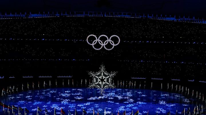 Οι Ολυμπιακοί Δακτύλιοι φωτίζονται κατά τη διάρκεια της τελετής λήξης των Χειμερινών Ολυμπιακών Αγώνων του 2022, την Κυριακή 20 Φεβρουαρίου 2022, στο Πεκίνο. (AP Photo/Brynn Anderson)