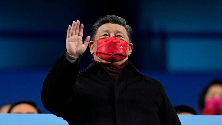 Ο Πρόεδρος της Κίνας Σι Τζινπίνγκ χαιρετά κατά τη διάρκεια της τελετής λήξης των Χειμερινών Ολυμπιακών Αγώνων του 2022, Κυριακή, 20 Φεβρουαρίου 2022, στο Πεκίνο. (AP Photo/Jae C. Hong)