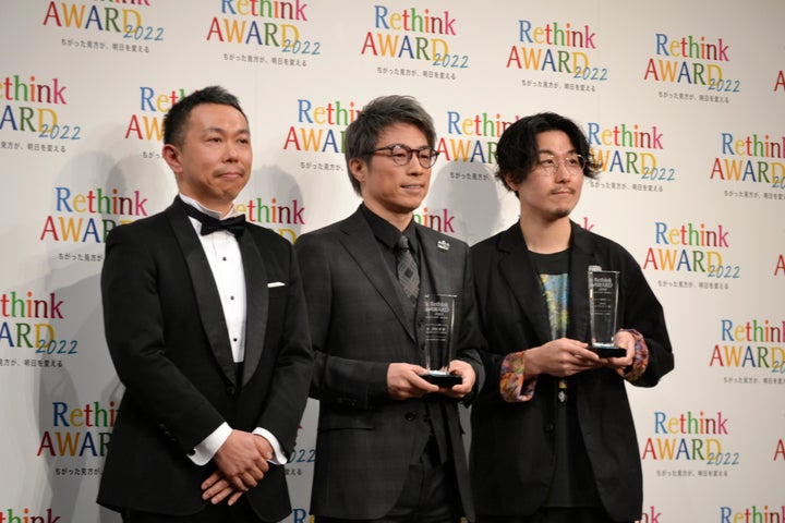 左から、Rethinkアワード実行委員会代表の井上朋彦さん、田村淳さん、株式会社ヘラルボニー松田崇弥さん