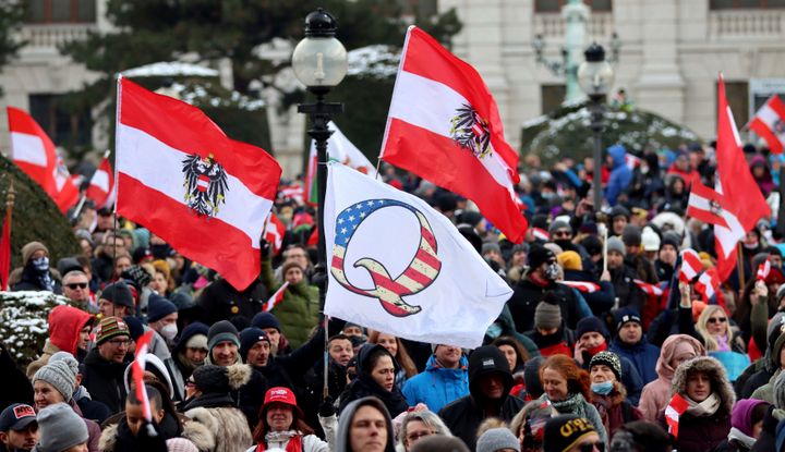 政府の新型コロナウイルス感染対策規制に反対する抗議活動。Qアノンの旗が掲げられている（オーストリア・ウィーン / 2021年1月16日）
