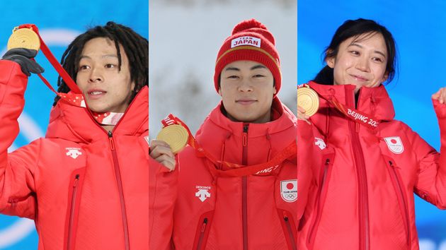 金メダルを掲げる選手ら。左から平野歩夢、小林陵侑、高木美帆