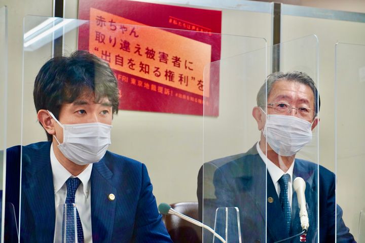 原告の江蔵智さん（右）と代理人の小川隆太郎弁護士