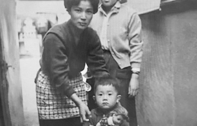 幼少期の江蔵智さんと母