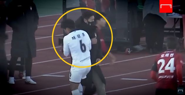 Seol Ki-hyeon deliberately collides with an opposing team player