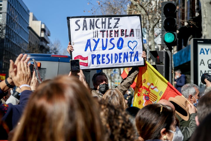 Miles de personas se concentran a favor de Ayuso a las puertas de la sede de Génova 13