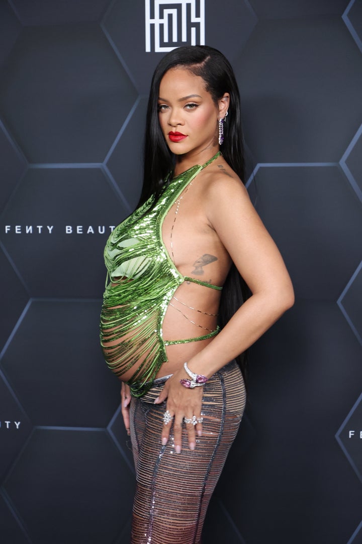 FENTYのイベントのレッドカーペットに登場したリアーナ（2022年2月11日撮影）