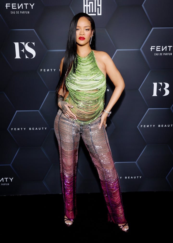 FENTYのイベントのレッドカーペットに登場したリアーナ（2022年2月11日撮影）