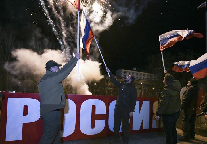 「ドネツク人民共和国」がロシアから国家承認されたことを受けて、ロシア国旗を掲げて祝うドネツクの親ロシア派の人々（2月22日撮影）