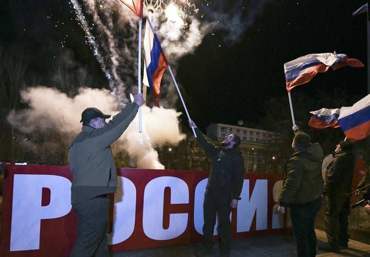 「ドネツク人民共和国」がロシアから国家承認されたことを受けて、ロシア国旗を掲げて祝うドネツクの親ロシア派の人々(2月22日撮影)