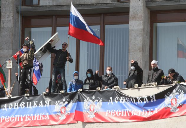 2014年4月7日、ドネツクにあるウクライナ政府のビルを親ロシア派の活動家が占拠した。ロシア国旗と共に「ドネツク人民共和国」の旗を掲げている