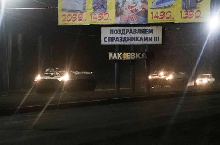 Τεθωρακισμένα κινούνται σε δρόμο στο Ντονέτσκ, λίγη ώρα μετά την εντολή Πούτιν για ανάπτυξη ρωσικών στρατευμάτων στις δύο υπό απόσχιση περιοχές της νοτιοανατολικής Ουκρανίας που ανακοίνωσε ότι αναγνωρίζει ως ανεξάρτητες η Ρωσία. 22 Φεβρουαρίου 2022. REUTERS/Alexander Ermochenko