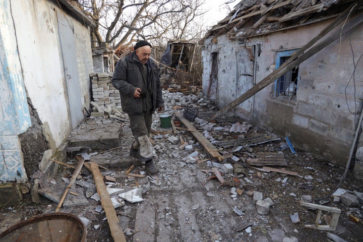 Un vecino llamado Valery, camina entre los restos de su granja, dañada por un ataque en la ciudad de Tamarchuk, en Donetsk, el 20 de febrero.