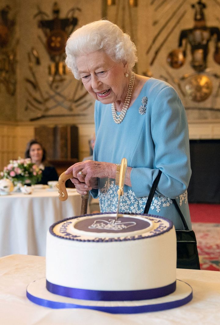 Η βασίλισσα ετοιμάζεται να κόψει την τούρτα της για το πλατινένιο Ιωβηλαίο κατά την διάρκεια δεξίωσης στο Sandringham House στην κατοικία της στο Νόρφολκ.
