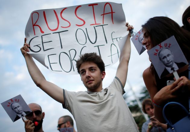 Ein Demonstrant auf den Straßen von Tiflis feiert den 10. Jahrestag des georgisch-russischen Krieges ...