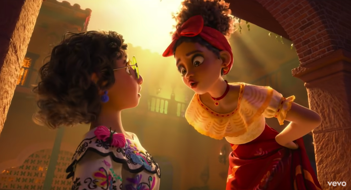 Un fotograma de 'Encanto', cuando los personajes cantan 'No se habla de Bruno'.