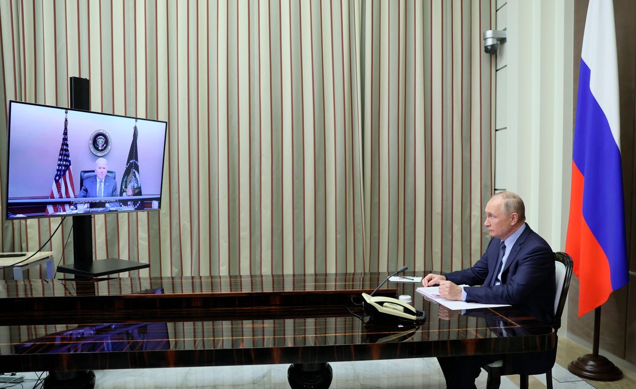Φωτογραφία αρχείου 2021. Μπάιντεν και Πούτιν σε τηλεδιάσκεψη.