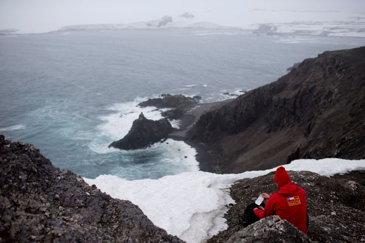 24 Iανουαρίου 2015. Ο Γερμανός επιστήμονας Αντρέας Μπεκ κρατά σημειώσεις στο Robert Island, στις Νήσους Σέτλαντ στο Αρχιπέλαγος της Ανταρκτικής. Η Ανταρκτική συγκρατεί το 90% των πάγων της Γης. Καθώς οι πάγοι λιώνουν οι επιστήμονες επεξεργάζονται διαρκώς σενάρια για άνοδο της στάθμης της θάλασσας. (AP Photo/Natacha Pisarenko, File)