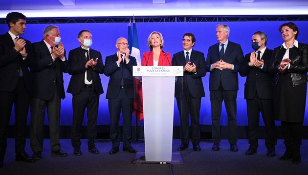 Valérie Pécresse surrounded by the other candidates of the primary of the right on December 4...