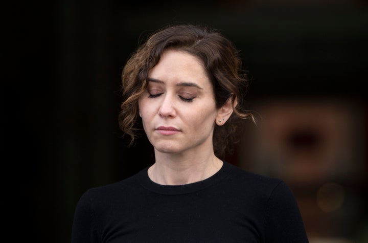La presidenta de la Comunidad de Madrid, Isabel Díaz Ayuso, durante el minuto de silencia como homenaje a las víctimas del Villa de Pitanxo, el 23 de febrero en Madrid.