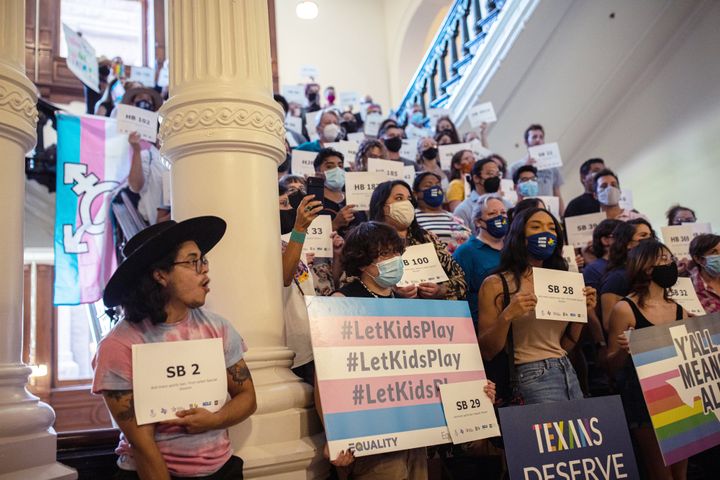トランスジェンダーの学生アスリートの競技参加を阻む法案に反対し、テキサス州議事堂に集まったLGBTQ人権団体の人たち（2021年9月20日）