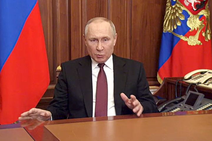 2月24日、ウクライナ東部への軍事作戦を実行するとテレビ演説で発表するロシアのプーチン大統領