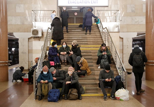 Des habitants de Kiev se réfugient dans le métro après l'annonce de l'opération...