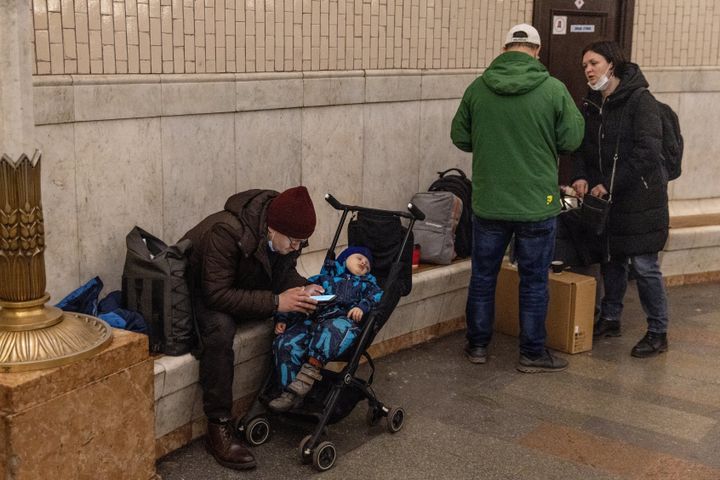 Σε σταθμούς του μετρό οι κάτοικοι στο Κίεβο καθώς αξιοποιούνται ως καταφύγια