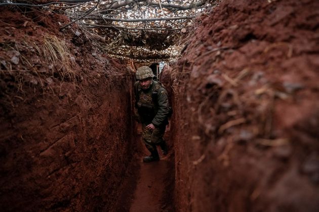 Ουκρανός στρατιώτης περπατά κατά μήκος μιας τάφρου στην πρώτη γραμμή κοντά στην πόλη Νοβολουχάνσκ, στην περιοχή του Ντονέτσκ