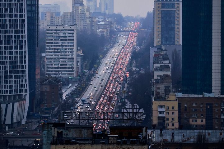 Μποτιλιάρισμα στους δρόμους του Κιέβου καθώς κάτοικοι εγκαταλείπουν την πόλη