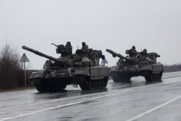 ロシアのプーチン大統領がウクライナ東部での軍事作戦を許可した後、戦車が市内に移動している（2022年2月24日、ウクライナ東部のマリウポリ）。REUTERS/Carlos