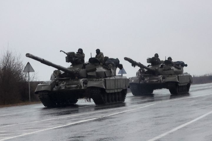 ロシアのプーチン大統領がウクライナ東部での軍事作戦を許可した後、戦車が市内に移動している（2022年2月24日、ウクライナ東部のマリウポリ）。REUTERS/Carlos Barria