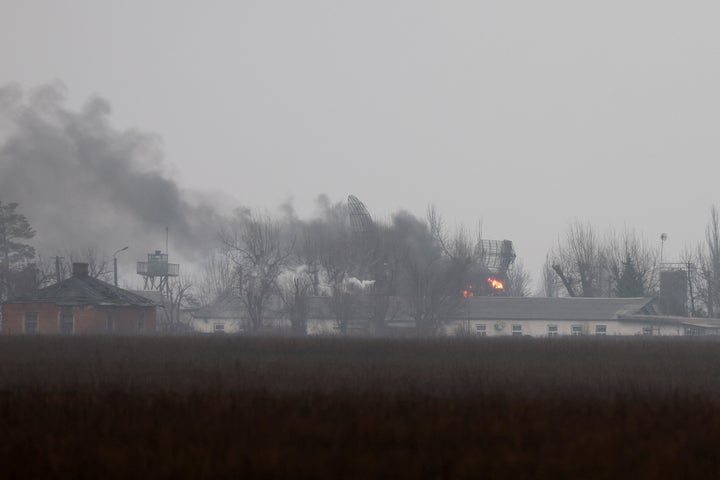 ロシアのプーチン大統領がウクライナ東部での軍事作戦を許可した後、空港近くの軍事施設から煙が出ているのが見える（2022年2月24日、ウクライナ東部のマリウポリ）。REUTERS/Carlos Barria