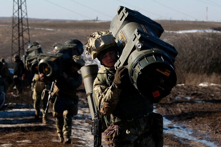 Μέλη των Ουκρανικών Ενόπλων Δυνάμεων μεταφέρουν όπλα κατά τη διάρκεια στρατιωτικών ασκήσεων στο πεδίο βολής στην περιοχή του Ντονέτσκ, Ουκρανία