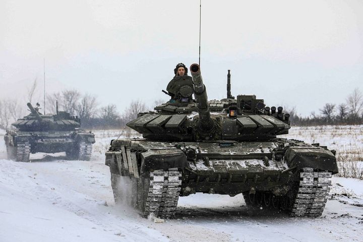 Ρώσοι στρατιώτες οδηγούν άρματα μάχης κατά τη διάρκεια στρατιωτικών ασκήσεων στην περιοχή του Λένινγκραντ της Ρωσίας.