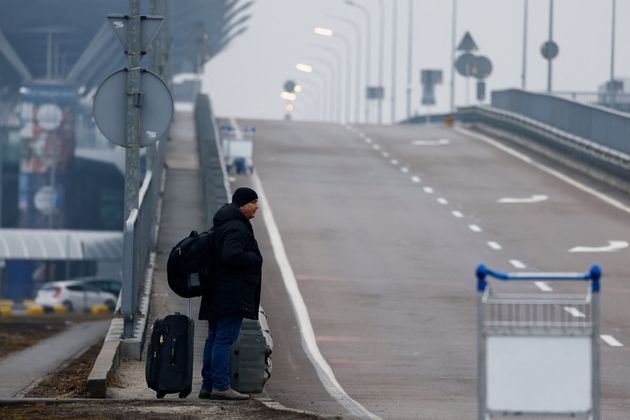 Ένα άτομο περιμένει στο αεροδρόμιο του Κιέβου αφού ο Ρώσος πρόεδρος Βλαντιμίρ Πούτιν ενέκρινε μια στρατιωτική επιχείρηση στην ανατολική Ουκρανία,. REUTERS/Umit Bektas