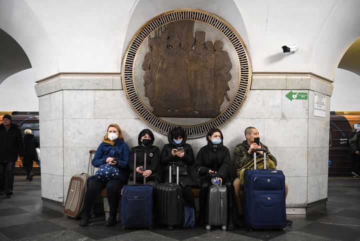 Πολίτες βρίσκουν καταφύγιο στο σταθμό του μετρό Βοκζαλνα. Photo by Daniel LEAL / AFP) (Photo by DANIEL LEAL/AFP via Getty Images
